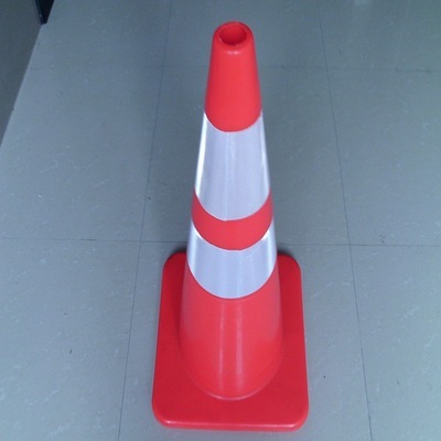 上海施越交通設施 專業(yè)生產(chǎn)75cm雪糕筒及PVC交通路錐，優(yōu)質(zhì)路障解決方案